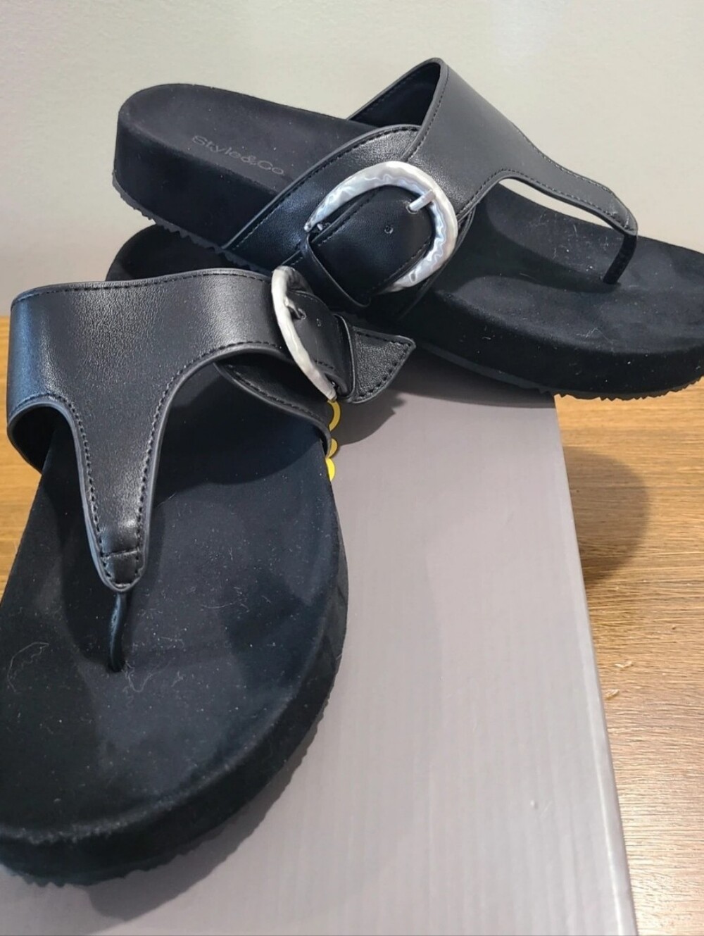 NIB Style & Co Black Thong Black Faux Leather Buckle Cushioned Sandals 8.5